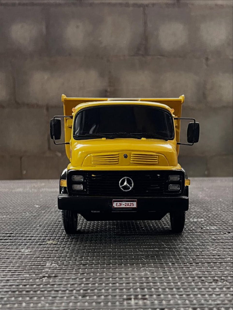 Miniatura Caminhão Mercedes-Benz 1313 Trucado Caçamba – Escala 1/24