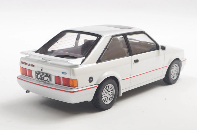 Ford Escort XR3 (1992) - Branco - California Classics