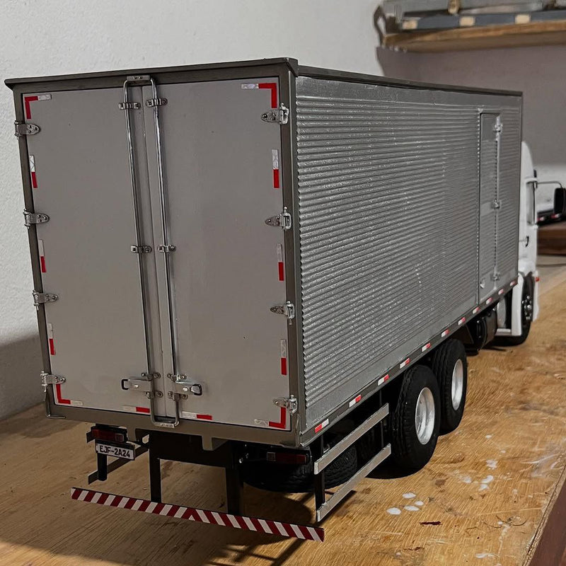 Miniatura Volkswagen Constellation Baú 6x2 – Escala 1/24