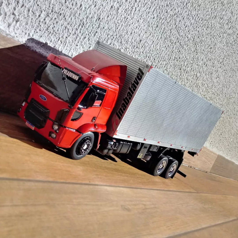 Miniatura Ford Cargo 2428 Baú (Escala 1/24)