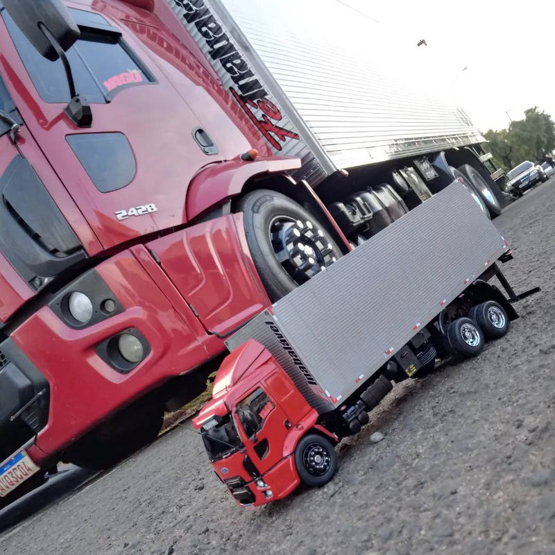 Miniatura Ford Cargo 2428 Baú (Escala 1/24)